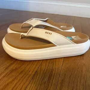 Reef women’s flip flops size 9